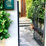 فندق مبيت وإفطار Serenity 4*
